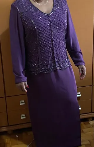Vestido para festa roxo elegante com detalhes.