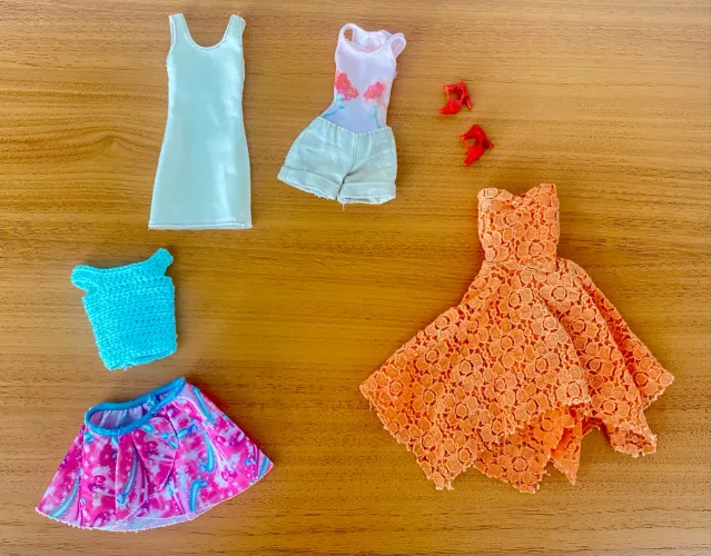 Roupas e acessórios para Barbies - Vestidos e sapatos