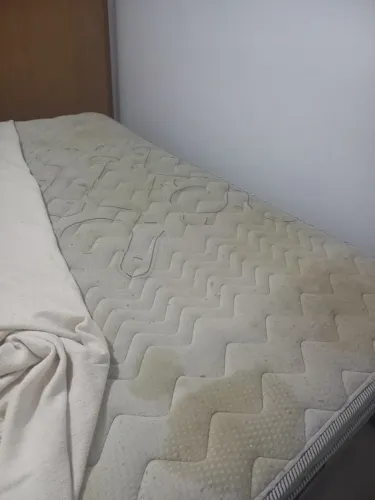 Cama de casal padrão com baú bege 138x188x64cm