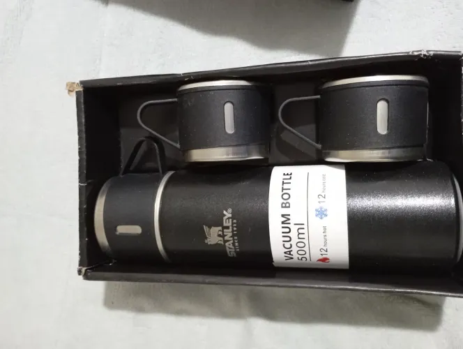 Garrafa Térmica 500ml com Canecas