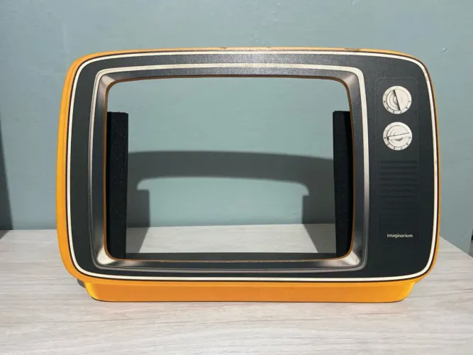 Moldura Decorativa TV Retrô Imaginarium
