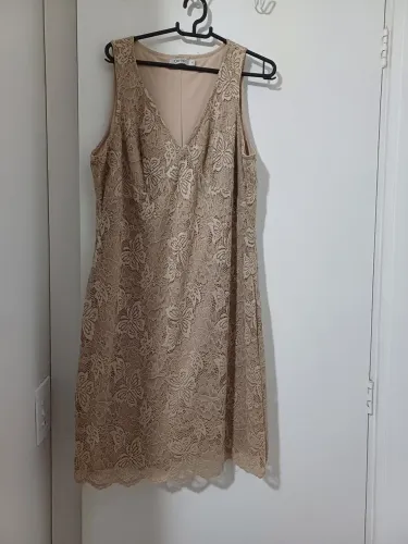 Vestido de renda bege
