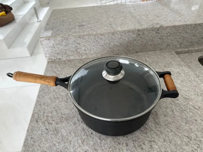 Panela com tampa de vidro e cabo de madeira