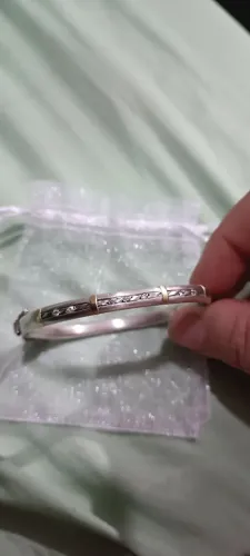 Braceletesantigo prata pura com detalhes em ouro e brilhantes. Com fecho pega ladrão.