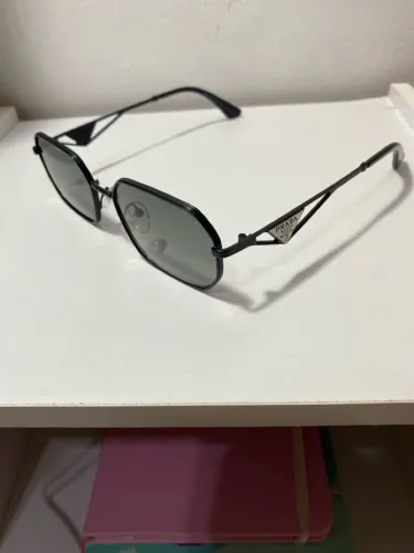 Óculos de Sol - Design Elegante e Sofisticado
