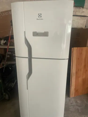 Geladeira Electrolux Frost Free DFN41 de 371 litros, na cor branca.