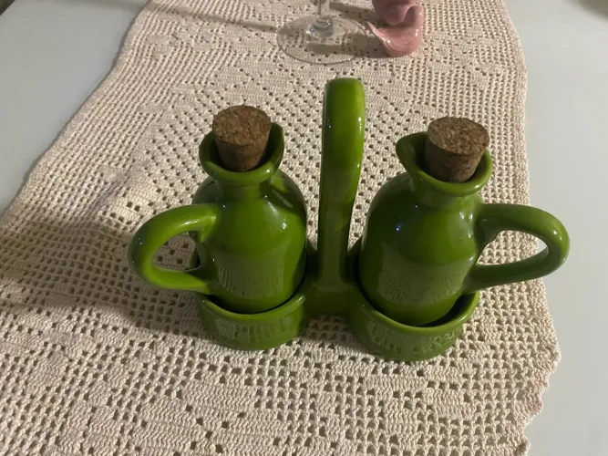 Azeiteiro/Vinagreiro de Cerâmica Verde Oliva com suporte
