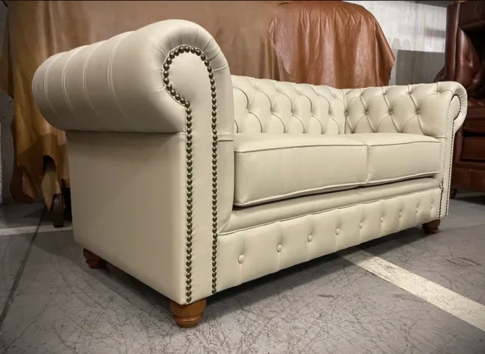 Sofá Chesterfield de Couro - Luxo e Conforto