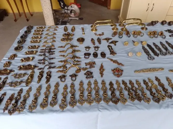 Puxadores de bronze para móveis antigos mais de trezentas unidades leia