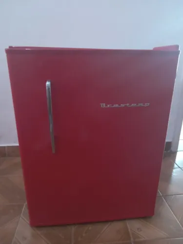 Frigobar Brastemp REF 76 litros Compacto vermelho 127 Voltz