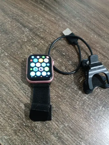 Smartwatch com pulseira de metal