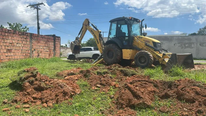 Serviço de limpeza de terreno, terraplanagem com máquinas e caçambas