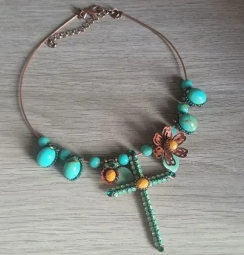 Colar turquesa pedraria crucifixo e flor