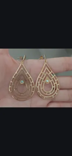 Brincos de Gota Vazados com Detalhe Dourado