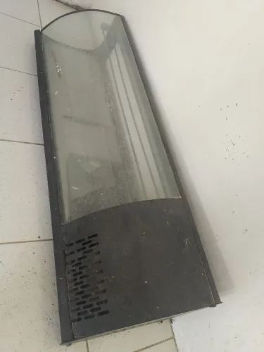 Vitrine fria usada pra reforma está com defeito na estrutura mas está funcionando .