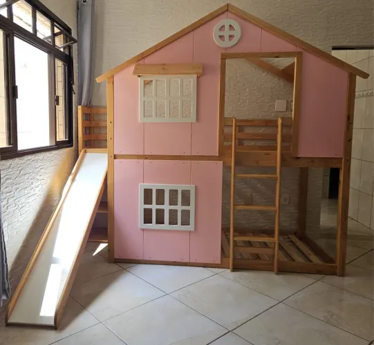 Cama dupla infantil com formato de casinha e escorregador