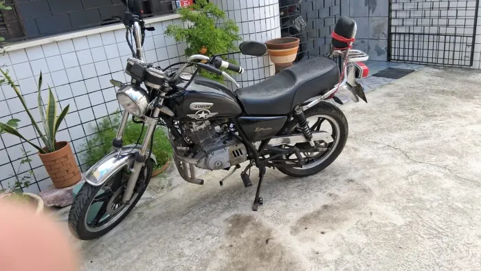 Moto Suzuki intender 125