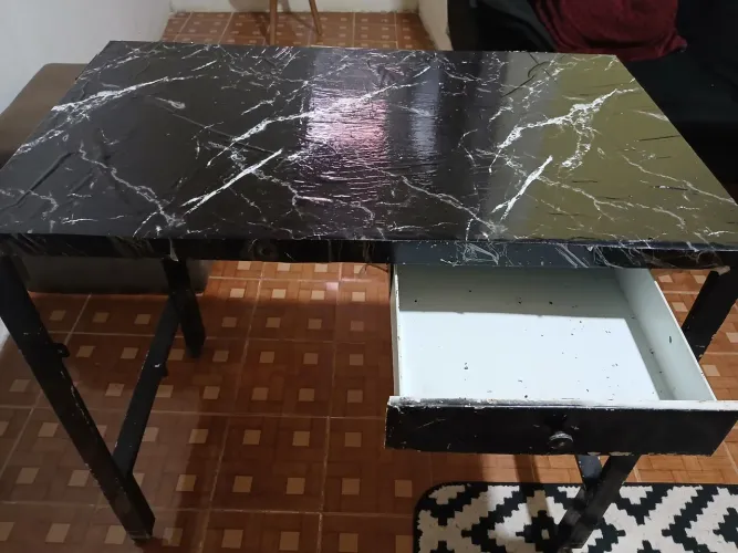Mesa de ferro com rodinhas