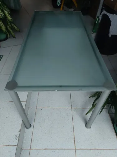 Mesa para escritório em vidro com gaveteiro