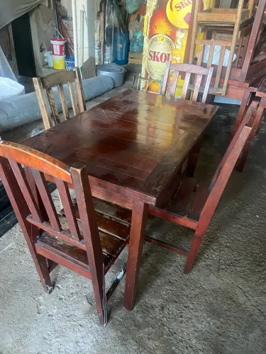 Jogo de mesa de madeira