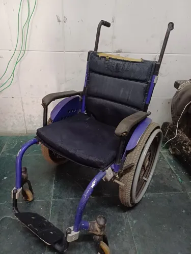 Cadeira de rodas manual da marca Ortomix (selo Unicom)