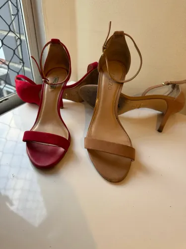 Sandália de salto Arezzo R$15,00 CADA