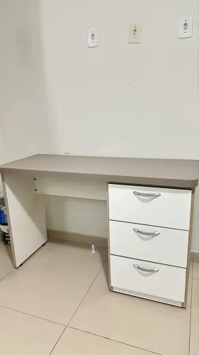Vendo escrivaninha 3 gavetas (250,00)