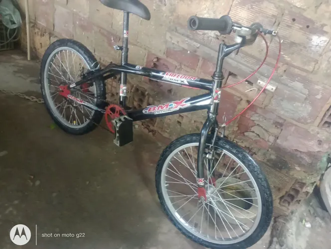 bicicleta Cross BMX aro 20 semi nova toda completa sem marcas de ferrugens e sem defeitos