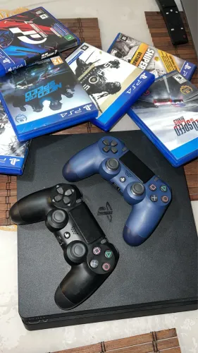 PlayStation 4 slim 1T / 2 controles + jogos