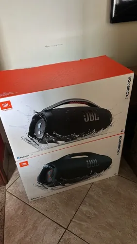 JBL BOMBOX 3 e BOMBOX 4 - BEM CONSERVADAS E COM POUCO TEMPO DE USO.