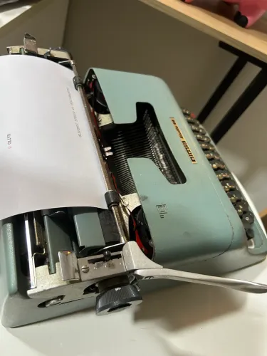 Máquina de escrever olivetti studio 44 funcionando