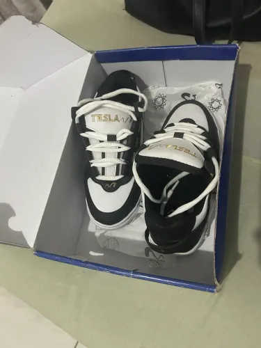 Tênis Tesla original