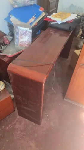 Aparador. Muito bonito. Poucos detalhes.