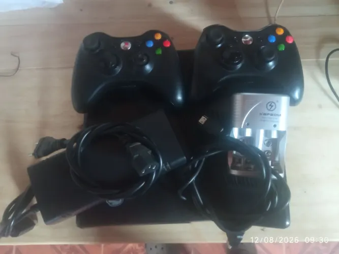 Xbox 360 Slim RGH 500GB + 2 Controles + 40 Jogos