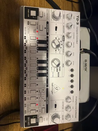Sintetizador Behringer TD-3 ? Estado de Novo (quase sem uso)