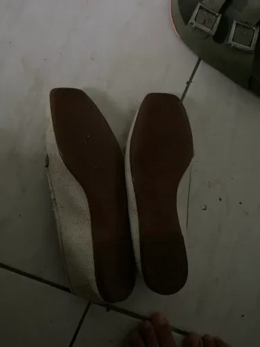 Sapatilha branca da moleca