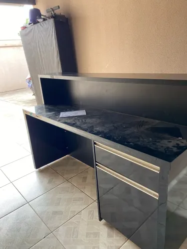 Balcão com mesa para computador reforçado