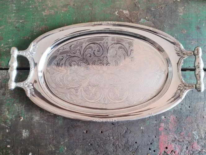 BANDEJA VINTAGE MARCA SOPPIL 55X30CM BANHADA EM PRATA COM ENTALHE EM ARABESCO TEXTURIZADO