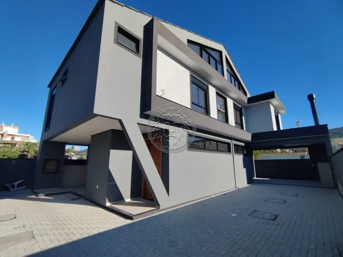Casa com 3 Dormitórios na Praia Açores em Florianópolis SC