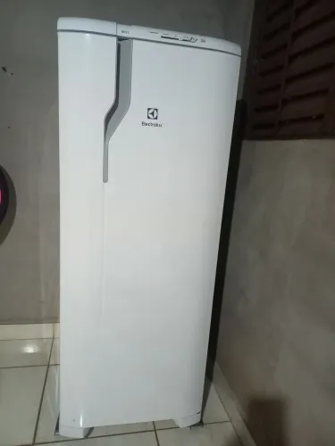 Geladeira Electrolux 240 litros 