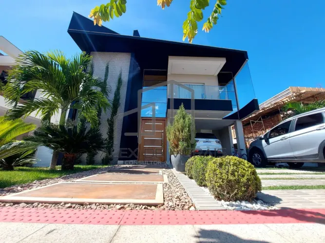 Excelente Mansão Mobiliada com 4 suítes, 7 banheiros, Piscina Aquecida