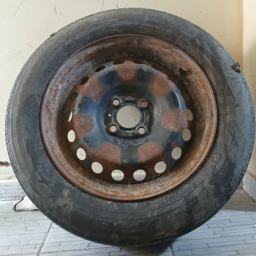 Pneu aro 16 semi novo