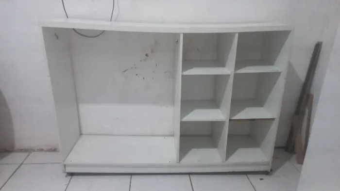 Balcao para loja com divisorias e arara,mdf