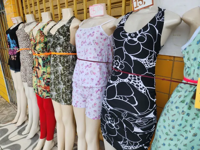 Manequim, araras, cabides, roupas novas, monte sua loja