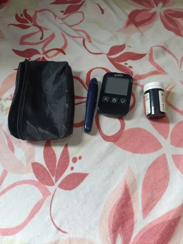 Aparelho de teste de glicose pouco usado marca g_tech, vai com tiras de testes!