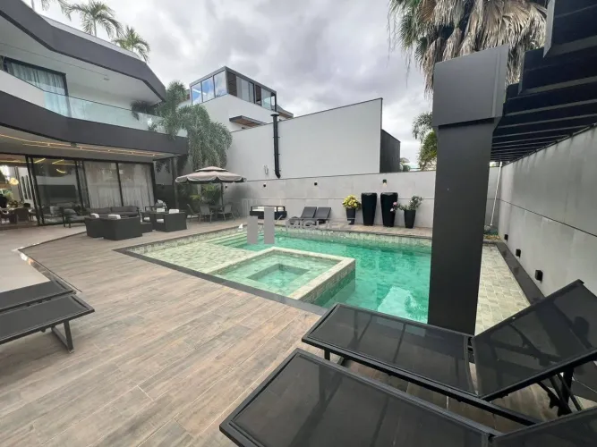 Casa triplex à venda na Barra da Tijuca, Condomínio Alphaville. Rua Maria Amélia Buarque d