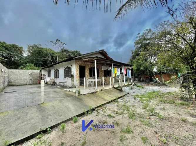 Casa 3 Quartos a Venda no Balneário Ipanema com Espaço de Terreno