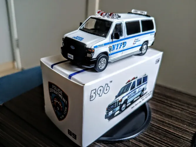 Miniatura 596 Models Ford E-Series Vans NYPD 1/64
