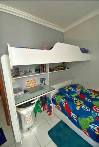 Cama reforçada SOLTEIRÃO, com escada. Ótimo para otimizar o espaço no quarto.