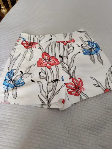 Short Branco Floral Bordado - Tamanho M/G